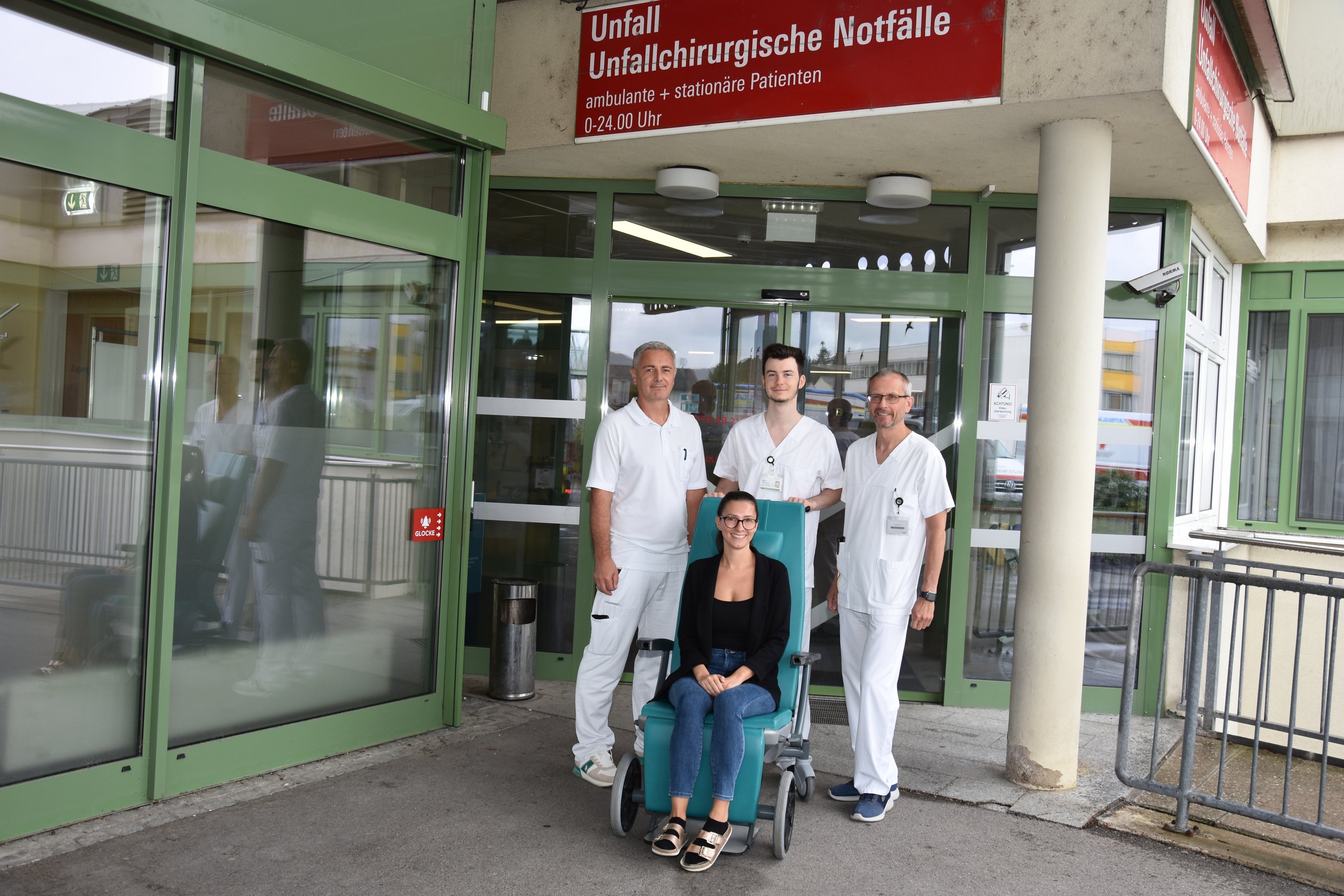 Mandal Sanel (Leitender OP-Assistent), Simon Hamanek (FSJ), Stefan Fehringer, MBA (Stellvertreter der Pflegedirektorin) und im Patiententransportsessel Jana Gschöpf (Verwaltung LK Horn)