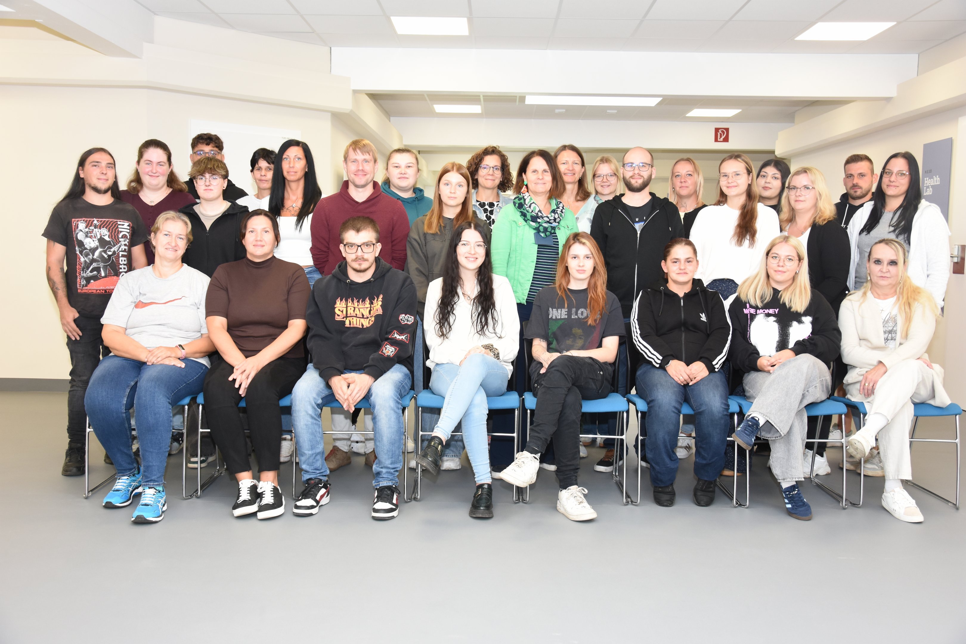 Sitzend v.l.n.r: Aishat Sindikova, Vita Tkachenko, Florian Bohdal, Bernadette Wammel, Pia Growas, Veronika Sogeder, Valentina Hofer, Blanka Fritthum 2. Reihe stehend v.l.n.r: Fabian Schopf, Isabella Schadn, Sebastian Mehlhorn, Sandra Buchmayer, Christine Liebwald, Angelina Höbart, Patrick Polzer, Lisa Bacher, Katharina Haindl, Mag. Martina Doubek (Klassenlehrerin), Susanne Anglmayer, MSc (interimistische Direktorin), Petra Steiner, MSc (Klassenlehrerin), Lea-Viktoria Lehner, Alexander Kitzler, Tanja Fried, Amelie Grabatsch, Merve Tetik, Natalie Losert, Robert Tinkl, Michelle Kirschenhofer