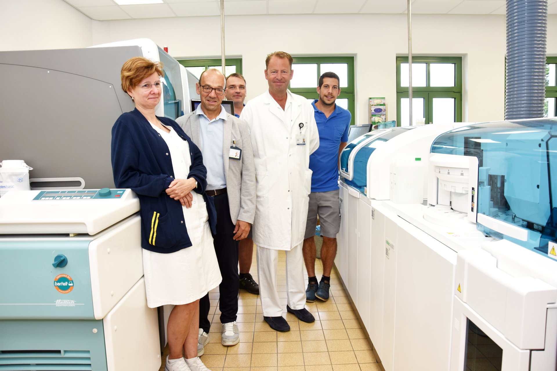 Karin Embacher (Leitende Biomedizinische Analytikerin), Prim. Priv.-Doz. Dr. Daniel Heintel (Abteilungsvorstand Innere Medizin 2), Mag. Franz Huber (Kaufmännischer Direktor LK Horn-Allentsteig), dahinter Ing. Harald Hauer (Bautechniker/Haustechnik LK Horn), Sascha Bender (Medizintechnik LK Horn)