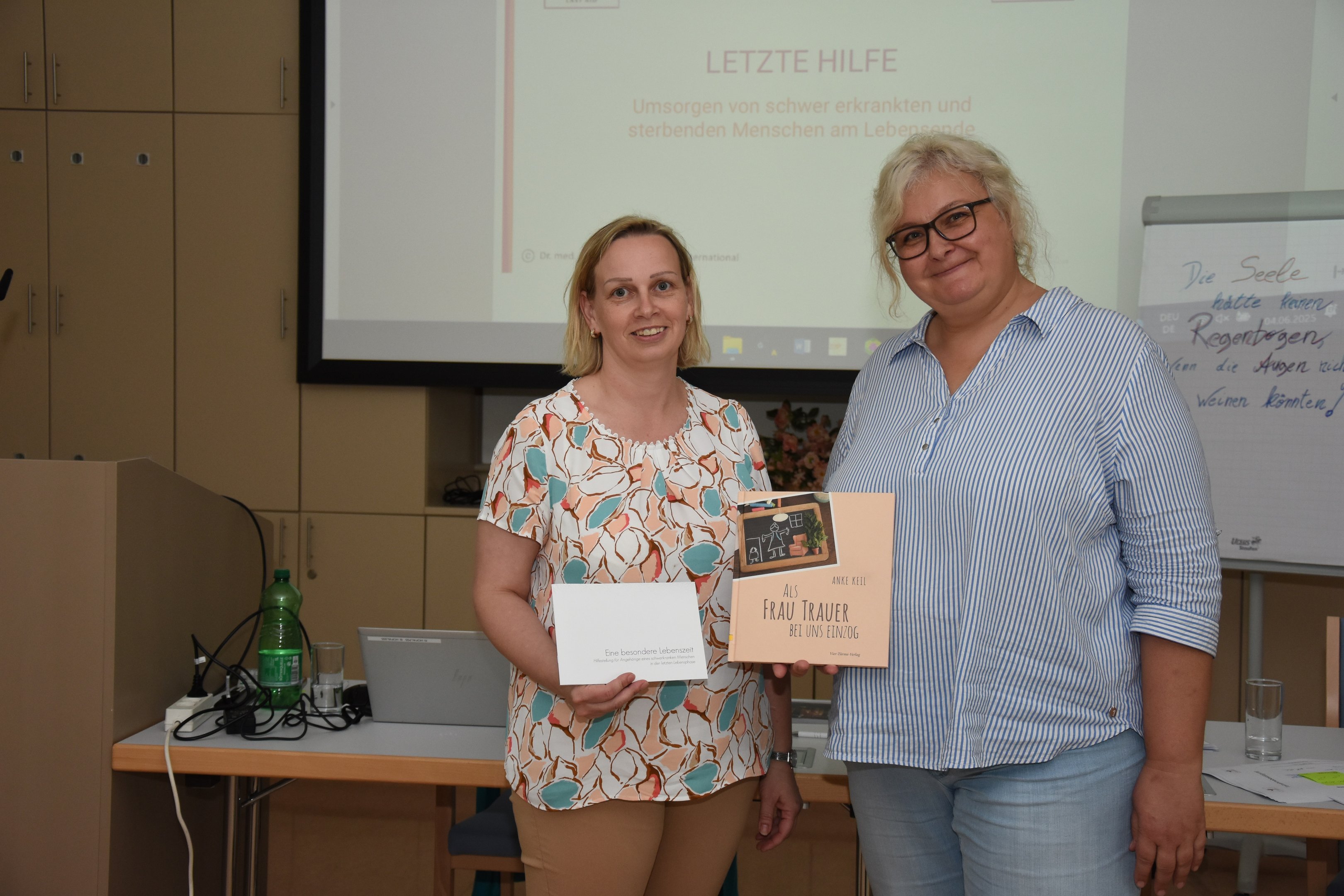 BILDTEXT (v.l.n.r.) DGKP Margit Josl, MSc und DGKP Claudia Grötz - beide vom Palliativteam des LK Horn-Allentsteig und Initiatorinnen des Letzen Hilfe Kurses.