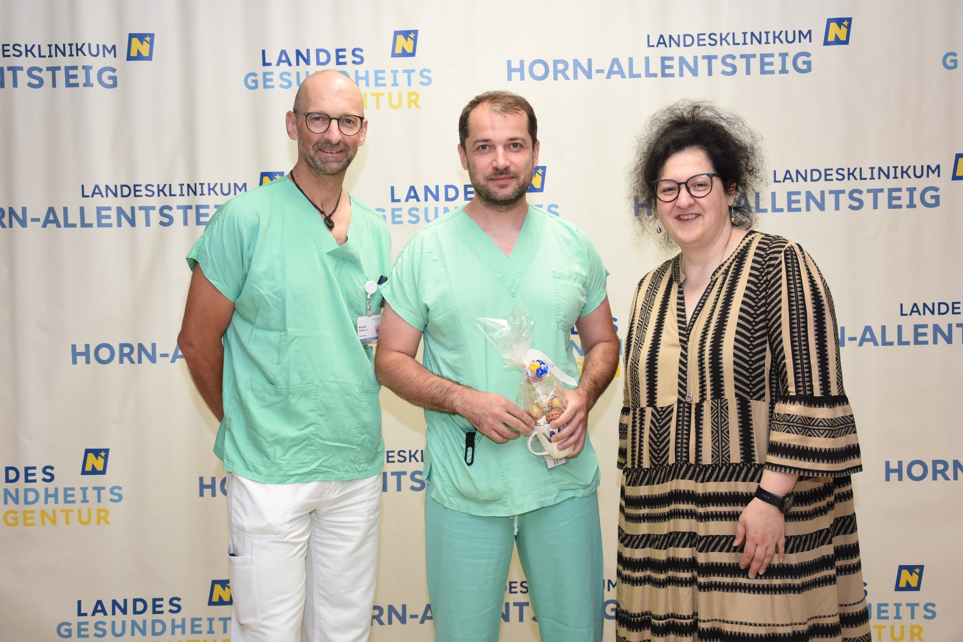 Gratulation im LK Horn durch Pflegedirektion DGKP Manfred Astner, MSc (Bereichsleiter Pflege), Markus Weigmann (DGKP Anästhesiologie und Intensivmedizin), Mag. Elisabeth Klang (Pflegedirektorin)